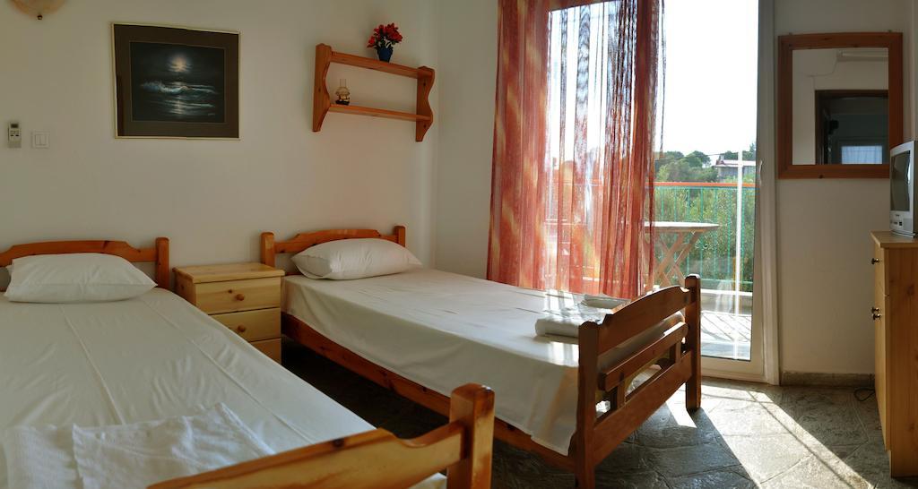 Aris Pension Agia Paraskevi  Buitenkant foto