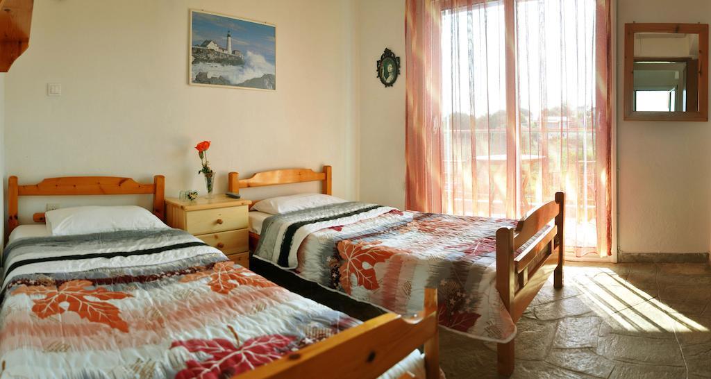 Aris Pension Agia Paraskevi  Buitenkant foto