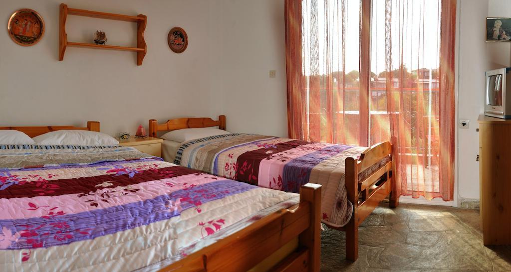 Aris Pension Agia Paraskevi  Buitenkant foto