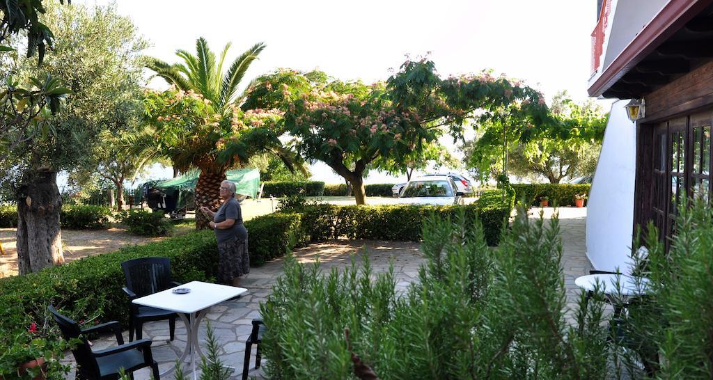Aris Pension Agia Paraskevi  Buitenkant foto
