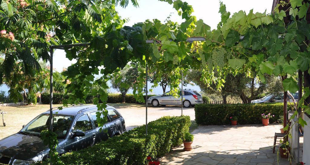 Aris Pension Agia Paraskevi  Buitenkant foto